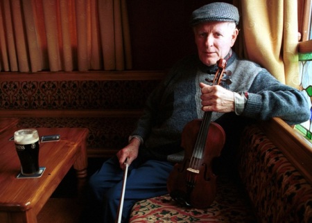 The late and legendary Sliabh Luachra fiddle player, Paddy Cronin pictured in Tom Fleming's Bar in Scartaglin during the shooting of the TG4 Sé Mo Laoch special on his life and times in 2002. ©Photograph: John Reidy 19/06/2002